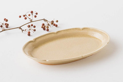 Nobufumi Watanabe's oval plate that brightens up the dining table