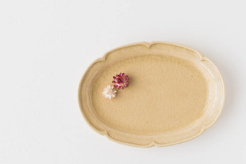 Shinji Watanabe's ash glaze oval dish that adds color to the dining table