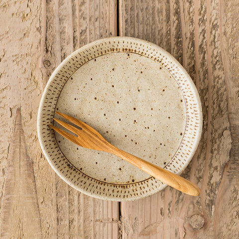 A round plate by Junko Kanenari that is soothing with its gentle texture