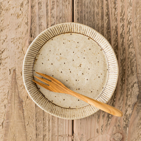 Junko Kanenari's round plate that is soothing with lovely patterns