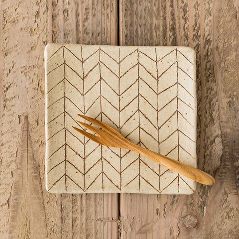 Junko Kanenari's cute square plate with herringbone pattern