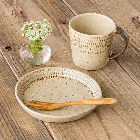 Round plates and mugs by Junko Kanenari, where you can enjoy the cafe atmosphere at home