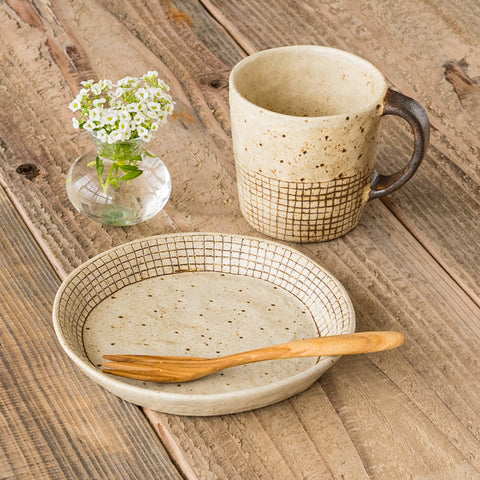 Round plates and mugs by Junko Kanenari, where you can enjoy the cafe atmosphere at home