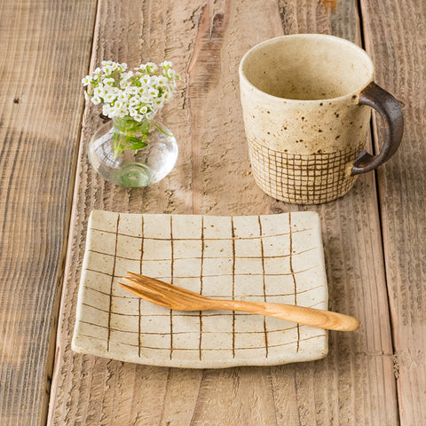 Mug cup and square plate by Junko Kannari, who can enjoy cafe time at home