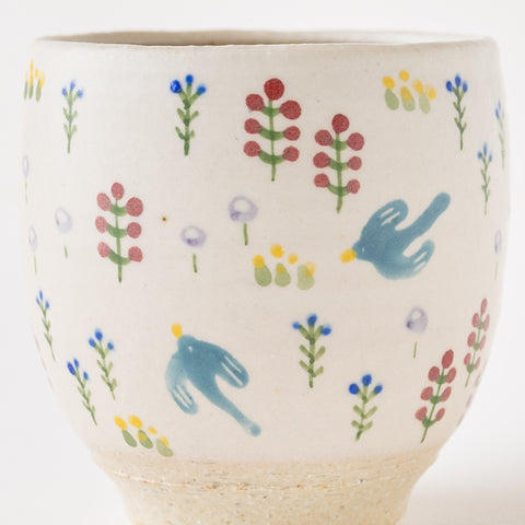 Shinonome Kama's mug with a gentle and cute picture of birds and flowers