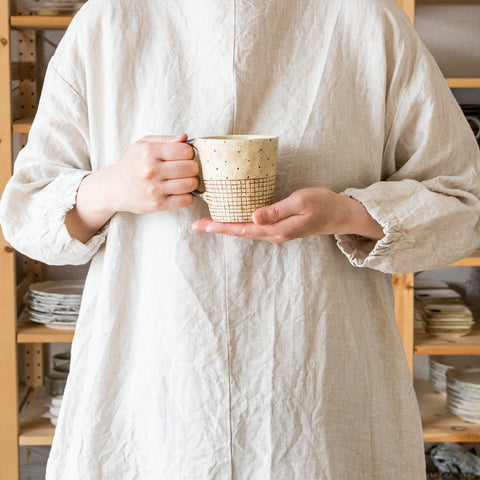 Junko Kanenari's mug that feels warmth with its gentle hand-formed texture.