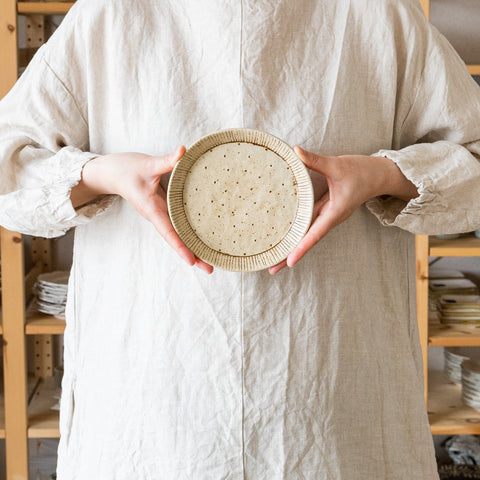 Junko Kanari's round plate conveys the warmth of earthenware