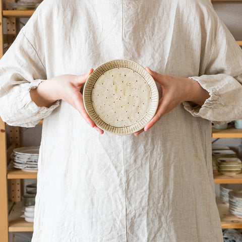 Junko Kanari's round plate conveys the warmth of earthenware
