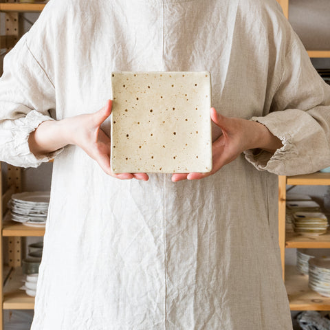 Junko Kanari's square plate that makes you feel at ease just by looking at it