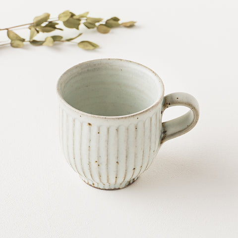 Kururi kiln's ash mat mug that feels the warmth of earthenware