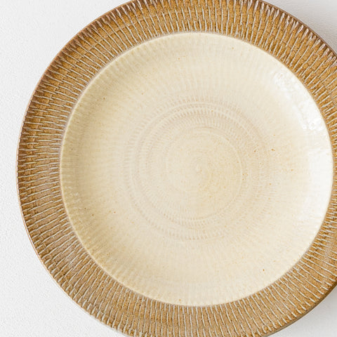 Rim plates from Koishiwarayaki Oumei Kiln that complement your dishes beautifully