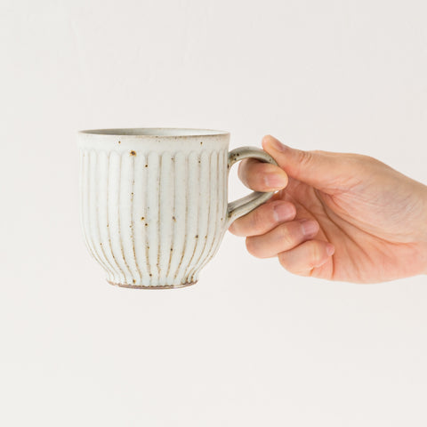 A kururi kiln mug with a deep taste of iron powder that appears here and there