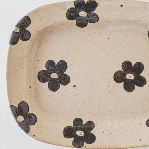 Asako Okamura's round square plate flowerA