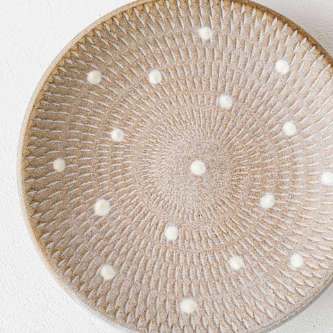 A small plate from Koishiwarayaki Oumei Kiln with gentle and cute white plaster dots.