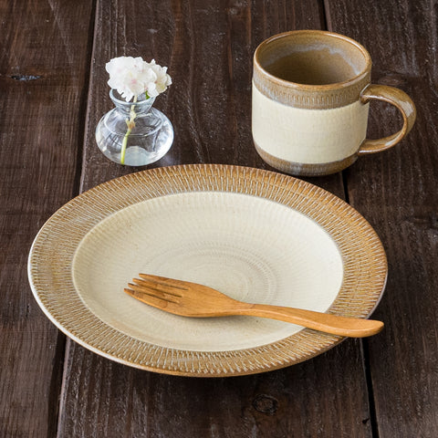 An 8-inch rim plate and mug from Koishiwarayaki Oumei Kiln that makes serving one-plate rice fun