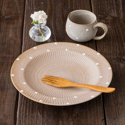 Koishiwarayaki Oumei Kiln's 8-inch rim plates and cups make one-plate rice even more delicious