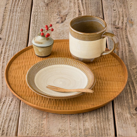 Mug and cake plate from Koishiwarayaki Oumei Kiln where you can enjoy your afternoon coffee