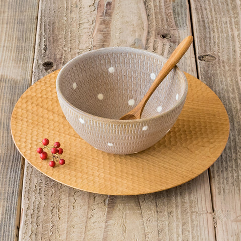 A dot-patterned soup bowl from Koishiwarayaki Oumei Kiln that will captivate you with beautiful flying planes on both the inside and outside.