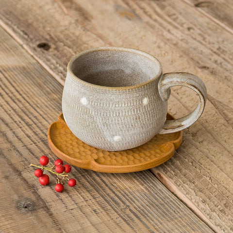 A coffee cup from Koishiwarayaki Oumei Kiln that will captivate you with its beautifully carved flying plane