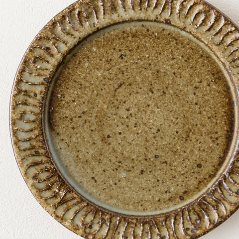 リムの花紋がお料理を引き立ててくれる伊藤豊さんのもえぎの4.5寸皿