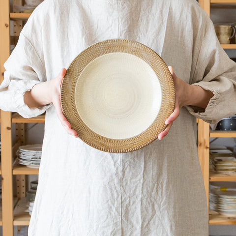 A medium-white rim plate from Koishiwarayaki Oumei Kiln that beautifully complements the food you serve.