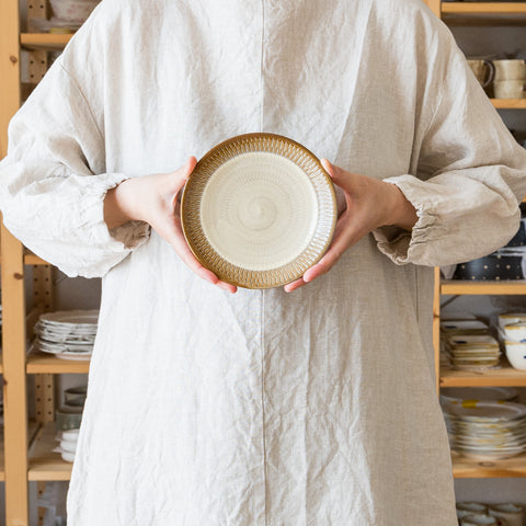 15cm small plate from Koishiwarayaki Oumei Kiln with nice contrast between white and gray