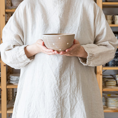 Soup bowl from Koishiwarayaki Oumei Kiln with a stylish and cute white plaster dot pattern.