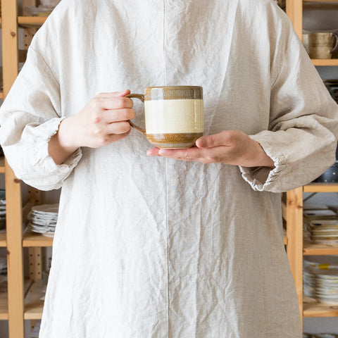 A mug from Koishiwarayaki Oumei Kiln that fits comfortably in your hand and is easy to hold.