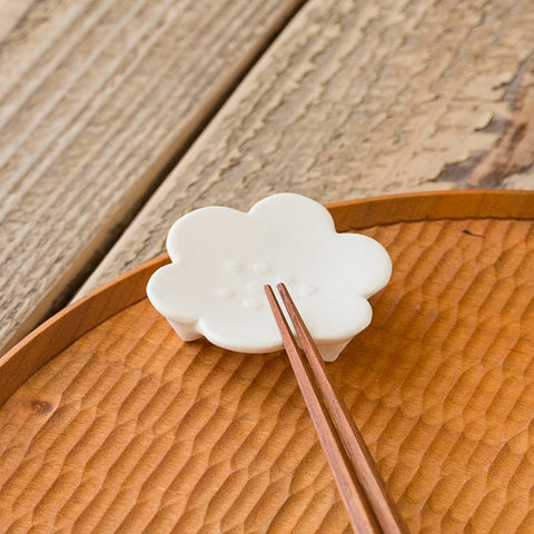 Michi Tsujimoto's flower chopstick rest white