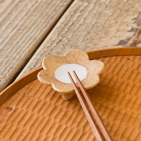 Michi Tsujimoto's flower chopstick rest brown x white