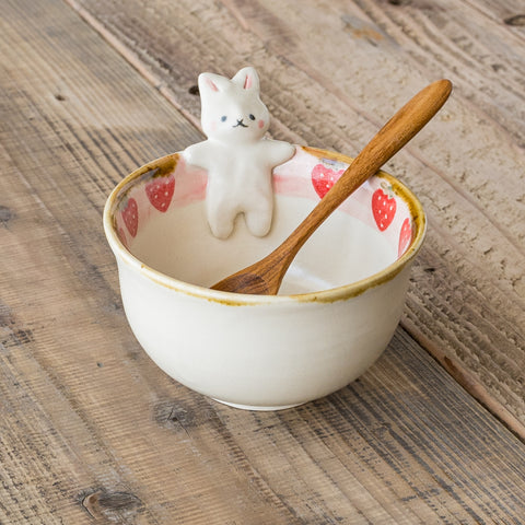 Kei Kajita's rim bowl that is healed by a cute rabbit