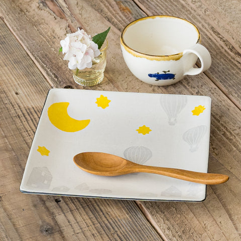 Square plates and mugs from Yasumi Kobo where you can enjoy lunch time