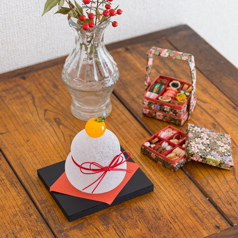 Glass kagami mochi from Gokurakuji Glass Studio, where a bright and fun New Year is welcomed