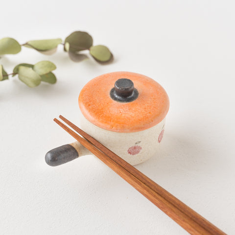 Naoko Ikemoto's mini earthen pot chopstick rest that brightens up the dining table