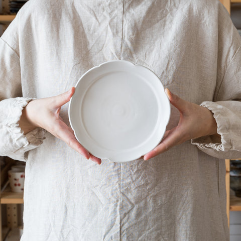白磁のやさしい風合いが素敵な藤村佳澄さんの花型5寸切込皿