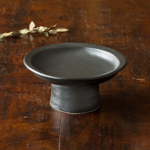 シンプルなフォルムが美しいyoshida potteryの高杯皿