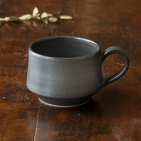 佇まいが美しいyoshida potteryのコーヒーカップ