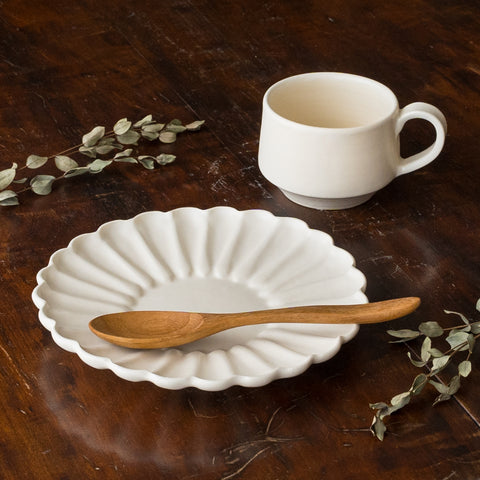 素敵な食卓にしてくれるyoshida potteryのコーヒーカップと輪花皿