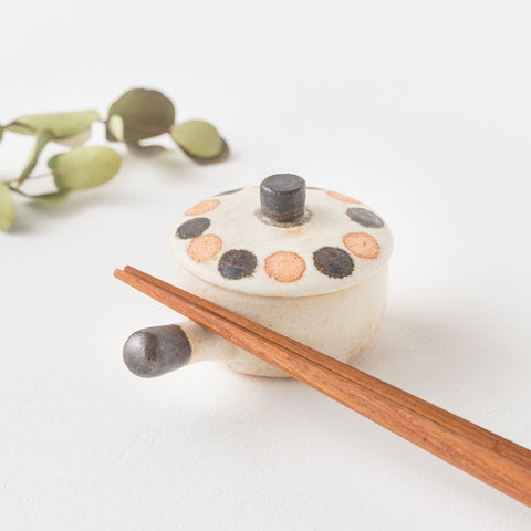 Ms. Naoko Ikemoto's mini earthen pot chopstick rest that makes eating fun