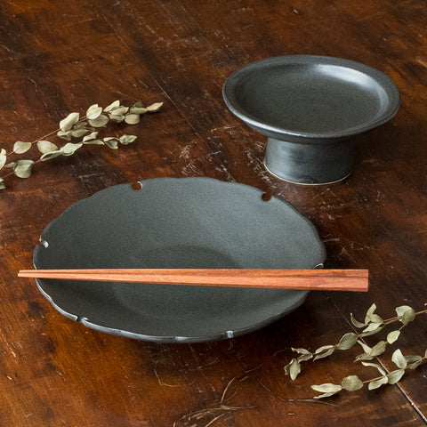 食卓を素敵に演出してくれるyoshida potteryの高杯皿と雪輪皿