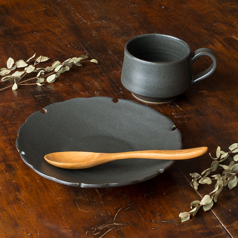 食卓を上品に彩ってくれるyoshida potteryの雪輪皿とコーヒーカップ
