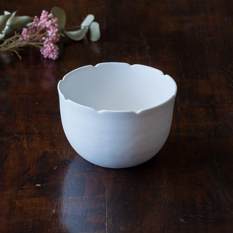 花型が美しい藤村佳澄さんの白磁の小鉢