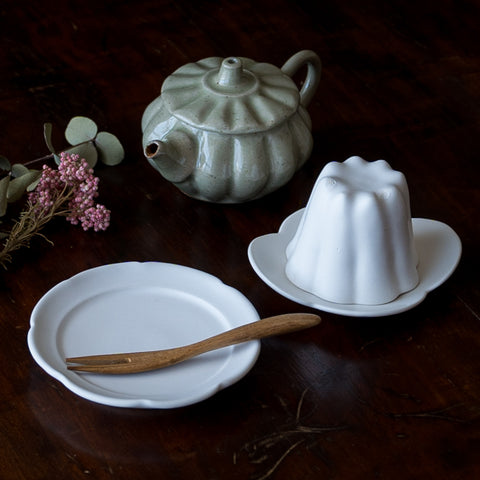 ちょこっとおやつをのせるのにピッタリな藤村佳澄さんの花型豆皿