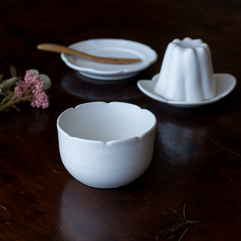 おやつタイムを優雅に過ごせる藤村佳澄さんの花型小鉢
