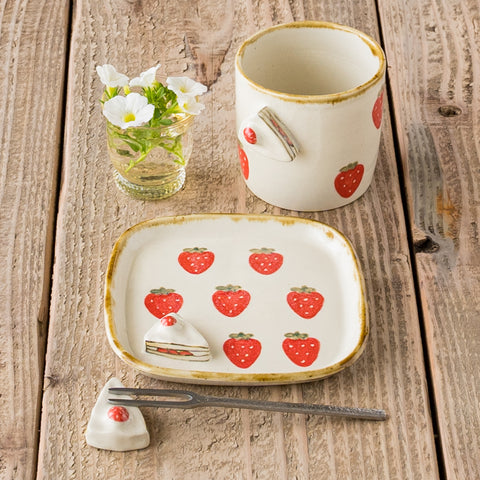 Mr. Kei Kajita's strawberry square plate and free cup where you can enjoy your home cafe slowly