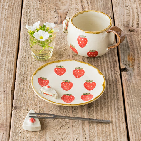 Mr. Kei Kajita's strawberry round plate and round mug where you can enjoy your home cafe