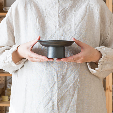 食卓を上品に演出してくれるyoshida potteryの高杯皿