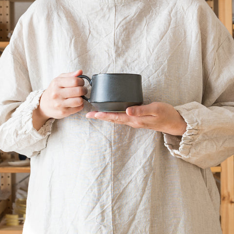 温もりを感じる黒が素敵なyoshida potteryのコーヒーカップ