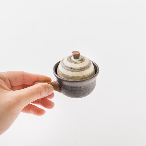 Naoko Ikemoto's mini earthen pot chopstick rest with a cute spiral pattern