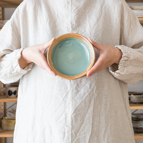 Satoshi Enokida's serving plate has a gentle green color that makes your dishes stand out.